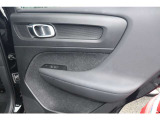 他の車に乗る機会がある度、あらためてボルボのドアの厚みに驚かされます。「バツッ」という開閉音とともに外界とは遮断された静寂が訪れ、「守られている」ことを日々、実感させてくれます。
