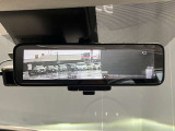 車両後方のカメラ映像をミラー面に投影します。社内の状況や天候に左右されずいつでもクリアな後方視界が得られます。