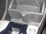 運転席と助手席の間にはドリンクホルダーがあります。取りやすい位置にありますからドライブも楽しくなりますね!