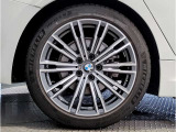 【BMWアロイホイル】軽量かつ強度に拘ったアロイホイル。走行性能ポテンシャルを引き出す設計。車の足元を引き締めてくれる大きなポイントはアロイホイルです。