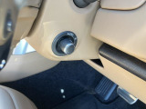 【電動コラム】シートメモリーと合わせて使用すると複数人運転する場合は、お好きなポジションを記憶する事ができます。細かな調節も可能なため、ストレスなく運転が出来ます。