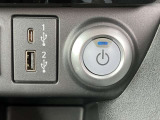 USB接続端子、USBデバイスやiPod/iPhoneまたはAndroidスマートフォンを接続できます。