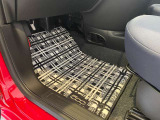 FIAT 500らしいシンプルな足元。摩耗の少ないペダルと清潔なマットで、走行7,460kmらしい丁寧な使われ方が分かる状態です。