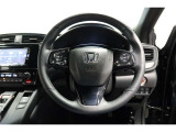 運転中もハンドルでの操作が可能です。特に高速道路等の目が離せない運転時には、便利さだけでなく、安全性も兼ね備えております。