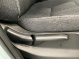手動のレバーを使って、シートの高さや背もたれの角度を変えることができます。