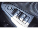 運転席ドアのパワーウインドウスイッチおよびドアミラー調整部です。