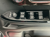 運転席のスイッチで全てのウィンドウの開閉操作を行うことができます。ロックボタンをONにしておくと、運転席以外のウィンドウは作動しないのでお子様を乗せているときなども安心ですね♪