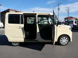 両面スライドドアとなっております!狭い場所に駐車した時に安心して横にスライドして乗り降りできますよ!