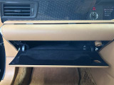 ちょっとしたところは収納ボックスにもなっています。車内はサイズも決まっているので、収納が少ないと思っているアナタ!ご安心ください。さまざまなところに収納が隠れているんです♪