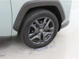 装着タイヤサイズは、235/55R19です。純正アルミホイールを装着しております。