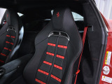 レザー仕上げ・デイトナ・ストライプ(Rosso Ferrari)が選択され、シートデザインに色鮮やかな立体感をもたらしています。