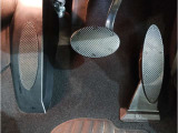 【アルミフットペダル】アクセルとブレーキペダル・フットレストをアルミにすることで車内のスポーティさと高級感を演出いたします☆