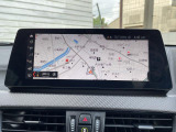 【純正ナビゲーション】BMWのナビゲーションは操作性も良く、詳細な地図情報と交通状況を見やすく表示し、快適なドライビングをサポートしながら目的地までナビゲートします。