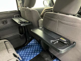 【パーソナルテーブル】フロントシート裏には後席の方が必要に応じて使用できるテーブルが付いています。水拭き可能でお手入れも簡単です。