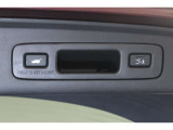 パワーテールゲート装備、荷物でいっぱいの時にスマートキーを持っていれば、ハンズフリーでテールゲートの開閉が出来ます。