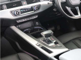 内装はシンプルに使い勝手を考え作られています。お車を運転する感覚をダイレクトに体感して頂けます。室内も広くロングドライブにも快適にお過ごしいただけます。