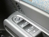 ドアとウィンドウのロックも可能で、後部座席にお子様が乗車しても安心です!