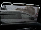 左窓に搭載されています。