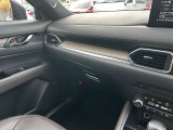 助手席も運転席同様に上品且つ質感の高いデザインで優雅にドライブを堪能できます。
