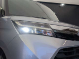 視認性の高いシャープなデザインのLEDヘッドランプ。夜間走行時も前方路面を明るく照らし、安全運転をサポートします。