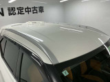 【ルーフレール】このレールにルーフキャリアを取り付け、その上にルーフボックスなどのアタッチメントを装着することで、サーフボードやスノーボード、自転車などの様々な荷物を積載できます。