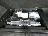 スペアタイヤレス車です。応急セットを搭載しております。