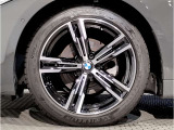 【BMWアロイホイル】軽量かつ強度に拘ったアロイホイル。走行性能ポテンシャルを引き出す設計。車の足元を引き締めてくれる大きなポイントはアロイホイルです。
