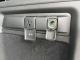 トランクルームにはコンセント及び充電用ソケットをご用意しております。キャンプなどで車から電力を取りたい場合とても便利です。