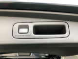 【電動式リアテールゲート】 両手が塞がっていても、ワンタッチボタン(またはリモコンキー)でリアテールゲートを自動で開閉できます♪