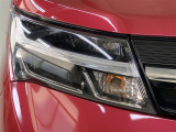 明るく省電力なLEDヘッドライト、印象的なデザインが輝きを放ちます。