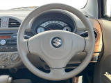 インテリアに合わせたデザインのステアリングは、運転される方のことも考え、運転しやすい形状、大きさです。是非一度、実際に触ってお確かめください。