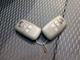 【スマートキー】非常にきれいな鍵が2本揃っており紛失時にも安心です。バッグに入れたままドアの開閉やエンジンの始動ができ大変便利です。23枚目