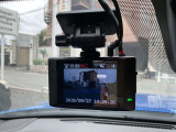 【ドライブレコーダー】走行中や駐車中の映像を高画質で記録し、事故やトラブル発生時の状況確認に役立つ安心装備。あおり運転対策や証拠保全にも有効で、日常のドライブをより安全にサポートします。