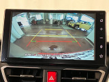 【バックカメラ】 駐車時に車両後方の様子を見ることができるので、運転の不安を軽くします。