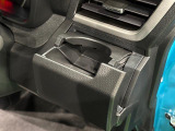 回転式カップホルダー(運転席)は角型パック,ペットボトルなどの丸型に対応。閉じればスマートフォン立てにも使用できます。