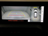 パノラミックビューモニターを装備。駐車場や交差点でクルマを真上から見るように周囲を確認できます。機能の詳細は販売店スタッフまでおたずねください。