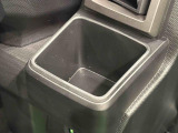 運転席埋め込み式カップホルダー(太ボトル600mm収納可能)
