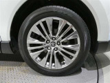 純正の19インチアルミホイール装着車両になります!!大口径で迫力がありますのでとてもカッコいいですよ!!
