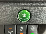 ECONスイッチ操作でエンジンやミッション、エアコンなどを総合的に制御、燃費をよくするようクルマが頑張ります。