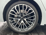 Audiは多様なホイールデザインを提供しており、スポークの形状やサイズ、仕上げ(ポリッシュド、マット、ブラックなど)によって選択肢が豊富です。