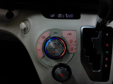 【フルオートエアコン】暑い季節に車内を冷やすだけでなく、除湿機能によりガラスのくもり防止にもなります!温度を設定すればあとはエアコンにお任せです