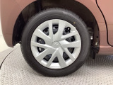 純正スチールホイールです。アルミホイールに比べ、強度があるのが頼もしい!車にぴったりなデザインのホイールカバー付です。