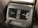 後部座席にもエアコンの吹き出し口があるので車内全体を快適に過ごすことができます。