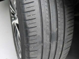 タイヤサイズは「215/50R18」になります。タイヤの溝は約3mm残っています。