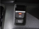 【電動パーキングブレーキ】スイッチ操作で力も手間もいらず簡単操作。【オートブレーキホールド機能】停止時にブレーキペダルから足を離してもブレーキは効いたまま!アクセルオンで自動解除。