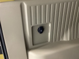 ラゲッジスペースにも【アクセサリーソケット(電源ソケット)】電源からケーブルをつなげば、スマートフォンなどの電子機器の充電などを行うことができます!ゲーム機器や、カメラの充電にも便利ですね。