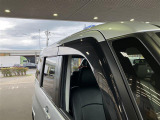 福井の生活に欠かせない軽自動車の在庫が充実しています。スライドドア付きのハイトワゴンや小回りの利くコンパクト軽など、日常使いにぴったりな人気の最新・高年式モデルも豊富に揃っています。