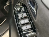 【パワーウィンドウ集中スイッチ】運転席のパワーウィンドスイッチ位置には運転以外の窓の開閉・ロック機能も付いています