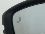 斜め後ろに存在する車を探知。その方向のドアミラー鏡面上にマークを表示し、存在をお知らせしてくれます。また、その方向にウインカーを操作すると、マークの点滅と警告音で注意を促します!