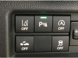 コーナーセンサーを車の前後に装備。障害物までの距離に応じて警告音を変えてお知らせ。縦列駐車時や駐車場・車庫などでの取り回しをサポートします。詳細は販売店スタッフまでおたずねください。